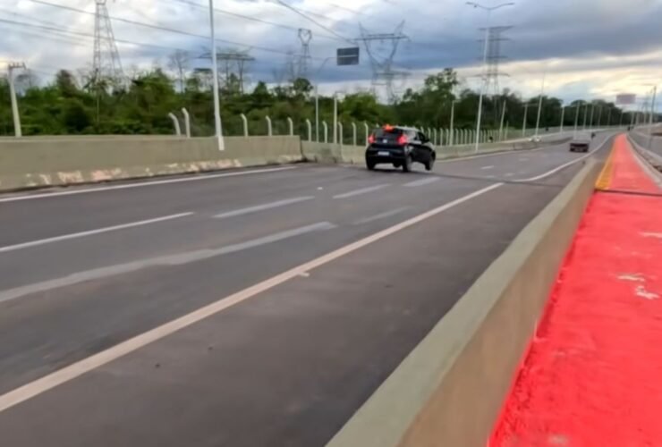Imagens mostram veículos "saltando" do asfalto por conta dos desníveis.
