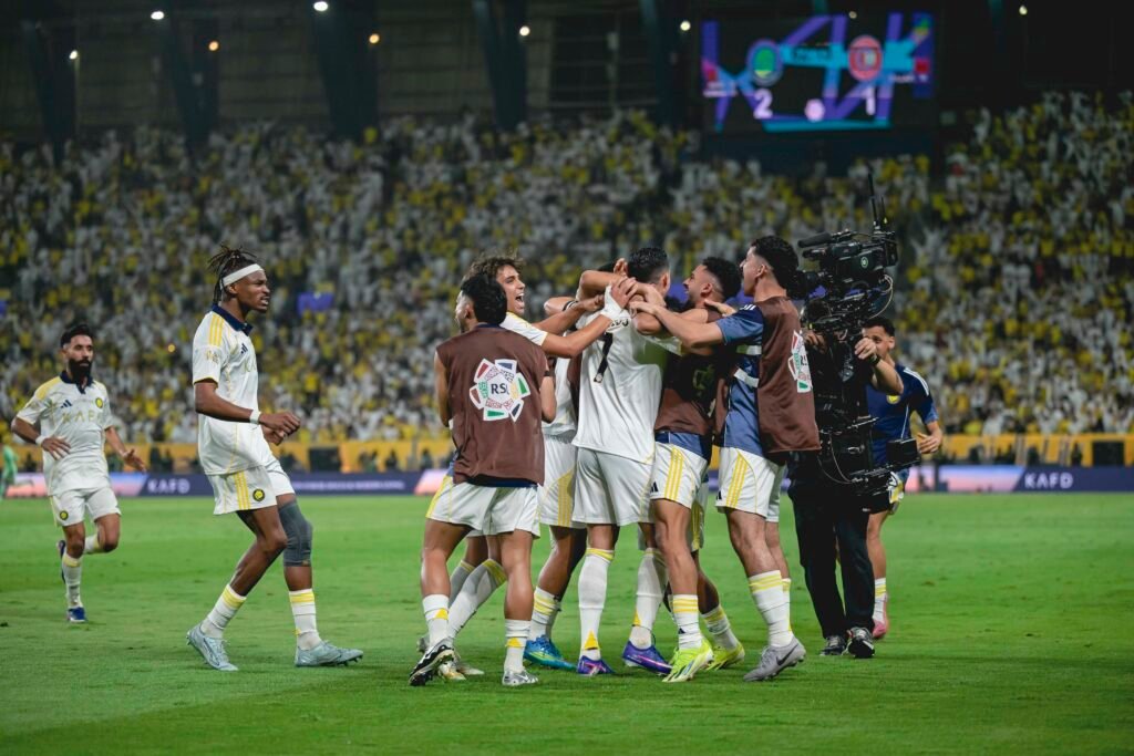 Cristiano Ronaldo marca duas vezes, Al-Nassr goleia e é campeão saudita
