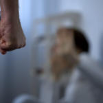 De acordo com o relato da vítima, o relacionamento era marcado por agressões físicas, ameaças e comportamento possessivo por parte do companheiro.