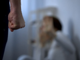 De acordo com o relato da vítima, o relacionamento era marcado por agressões físicas, ameaças e comportamento possessivo por parte do companheiro.