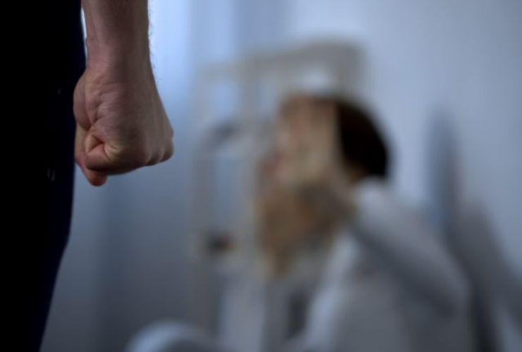 De acordo com o relato da vítima, o relacionamento era marcado por agressões físicas, ameaças e comportamento possessivo por parte do companheiro.