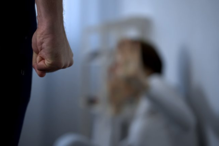 De acordo com o relato da vítima, o relacionamento era marcado por agressões físicas, ameaças e comportamento possessivo por parte do companheiro.