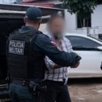 Suspeito preso de abusar de uma adolescente.