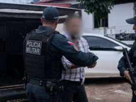 Suspeito preso de abusar de uma adolescente.