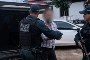 Suspeito preso de abusar de uma adolescente.