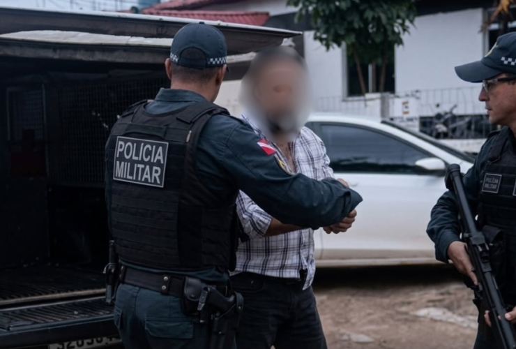 Suspeito preso de abusar de uma adolescente.