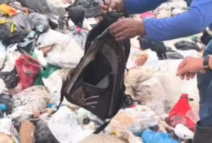 Mochila onde a recém-nascida foi encontrada no lixão, em Manacapuru.