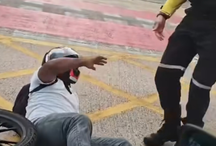 Agente prestou socorro logo após a colisão.