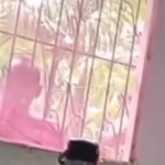 Nas imagens divulgadas, o homem aparece chamando a vítima com a seguinte frase: “Vem aqui pra fora pra fazer um carinho".