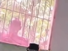 Nas imagens divulgadas, o homem aparece chamando a vítima com a seguinte frase: “Vem aqui pra fora pra fazer um carinho".