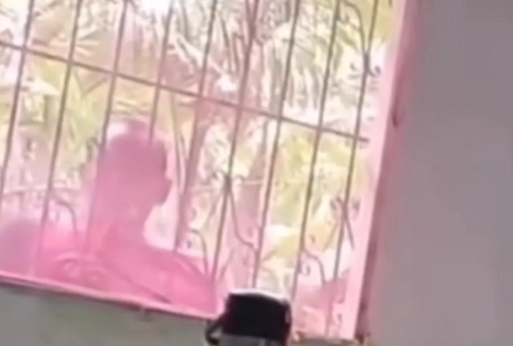 Nas imagens divulgadas, o homem aparece chamando a vítima com a seguinte frase: “Vem aqui pra fora pra fazer um carinho".