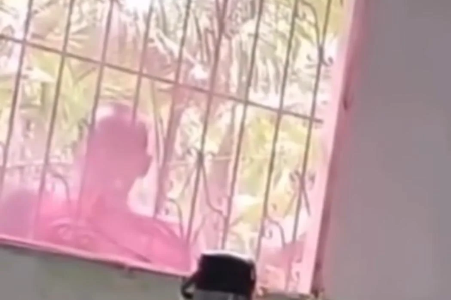 Nas imagens divulgadas, o homem aparece chamando a vítima com a seguinte frase: “Vem aqui pra fora pra fazer um carinho".