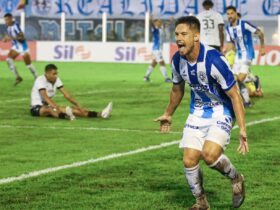 Volante do Paysandu, Caio Mello, comemora gol na vitória diante do Botafogo-PB,