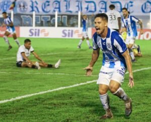Volante do Paysandu, Caio Mello, comemora gol na vitória diante do Botafogo-PB,