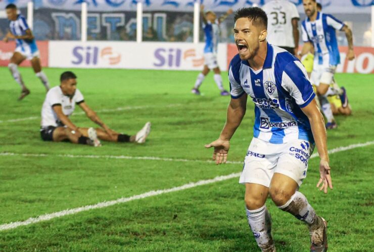 Volante do Paysandu, Caio Mello, comemora gol na vitória diante do Botafogo-PB,