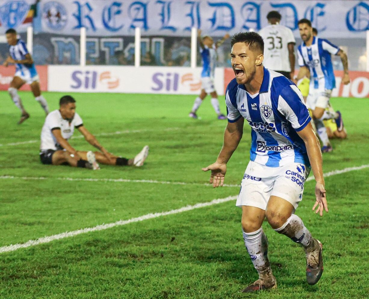 Volante do Paysandu, Caio Mello, comemora gol na vitória diante do Botafogo-PB,