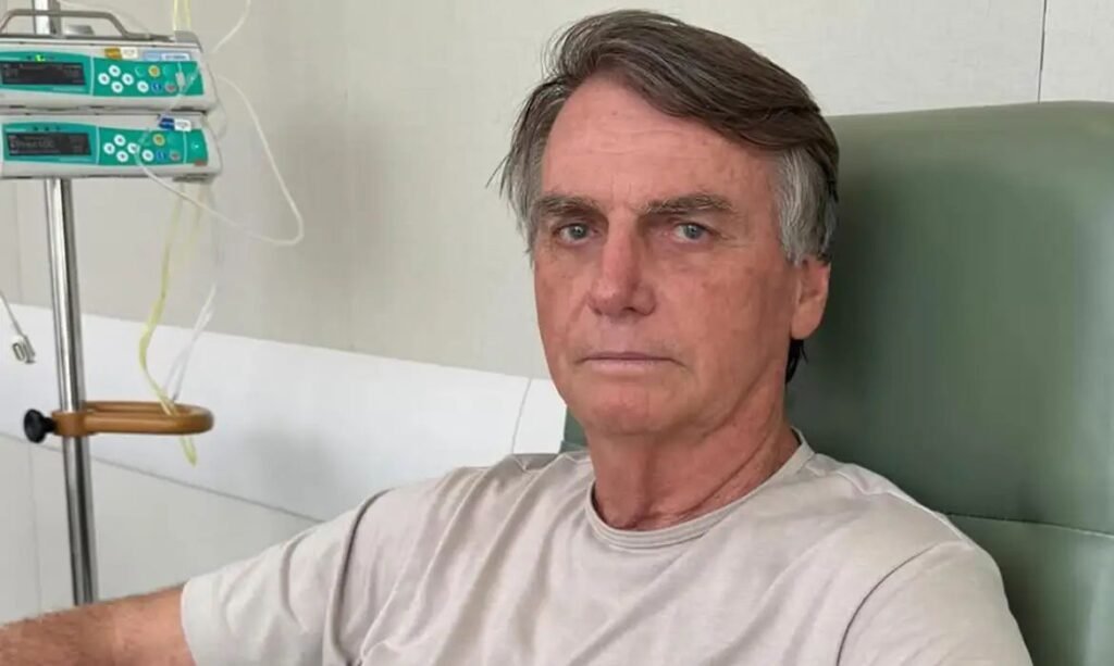 Jair Bolsonaro recebe alta após cirurgia no ombro.