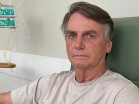 Jair Bolsonaro recebe alta após cirurgia no ombro.