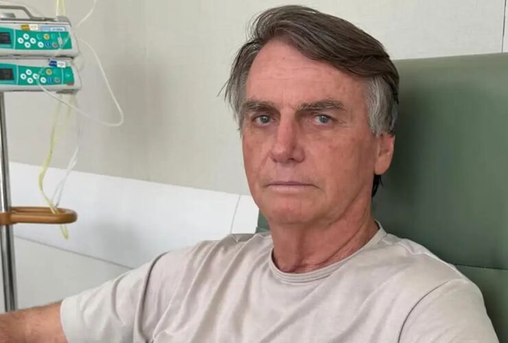 Jair Bolsonaro recebe alta após cirurgia no ombro.