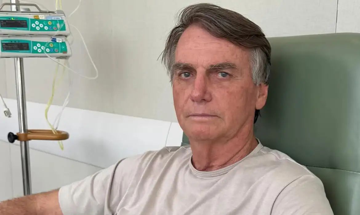 Jair Bolsonaro recebe alta após cirurgia no ombro.