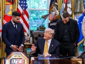 Donald Trump ao lado dos lutadores na Casa Branca
