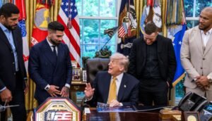 Donald Trump ao lado dos lutadores na Casa Branca