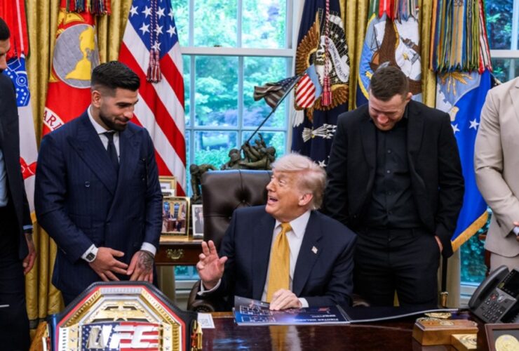 Donald Trump ao lado dos lutadores na Casa Branca