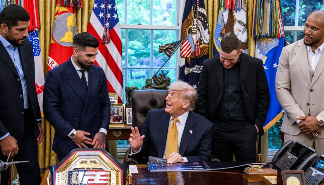 Donald Trump ao lado dos lutadores na Casa Branca