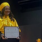 Dira Paes recebendo o título na UFPA