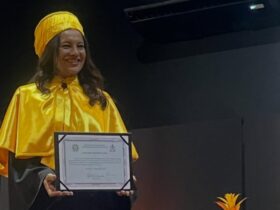 Dira Paes recebendo o título na UFPA