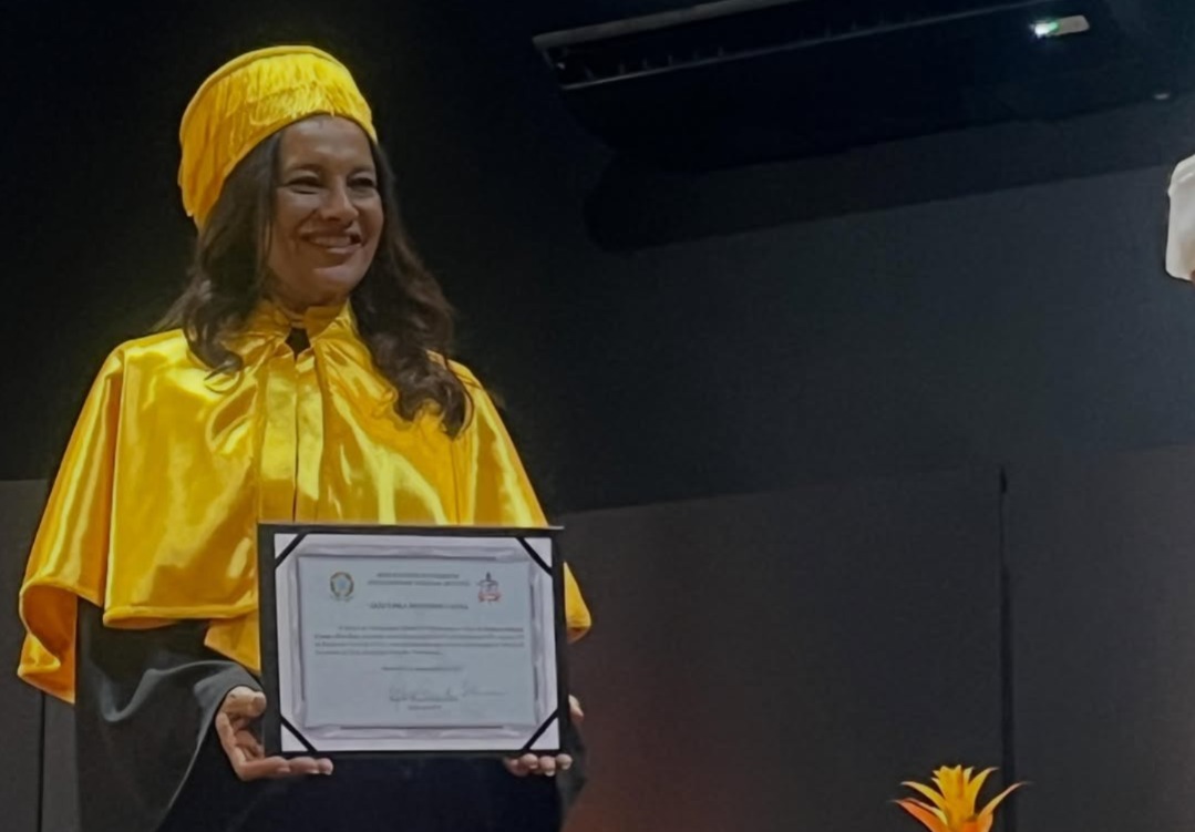 Dira Paes recebendo o título na UFPA