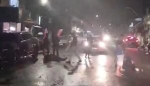 Feridos estirados na via após acidente
