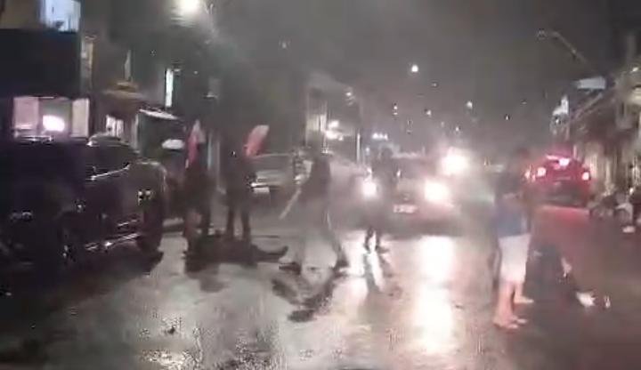 Feridos estirados na via após acidente