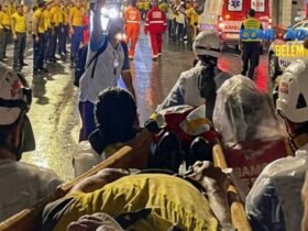Pessoa sendo socorrida por paramédicos