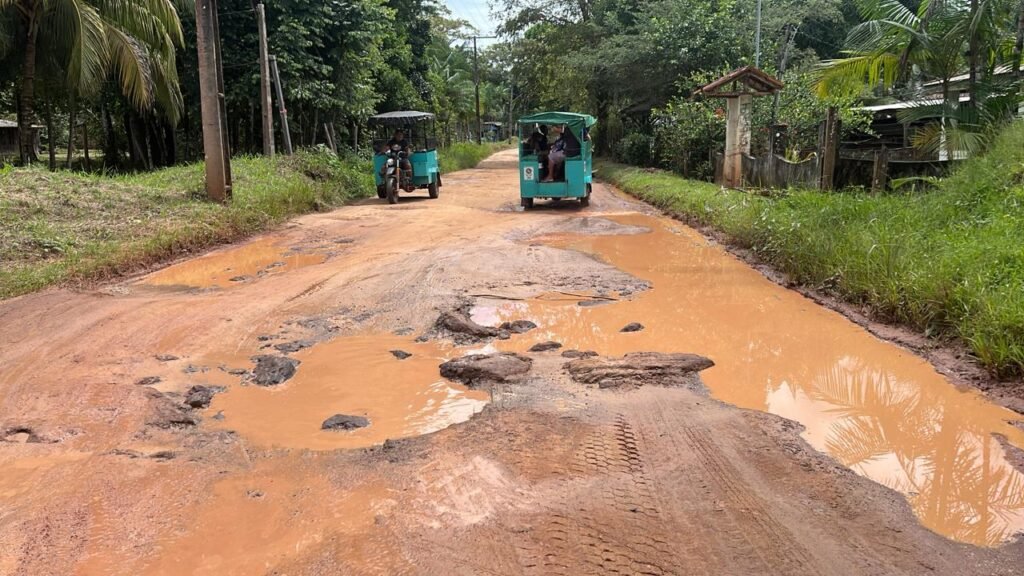 Estrada toda esburacada de Cotijuba