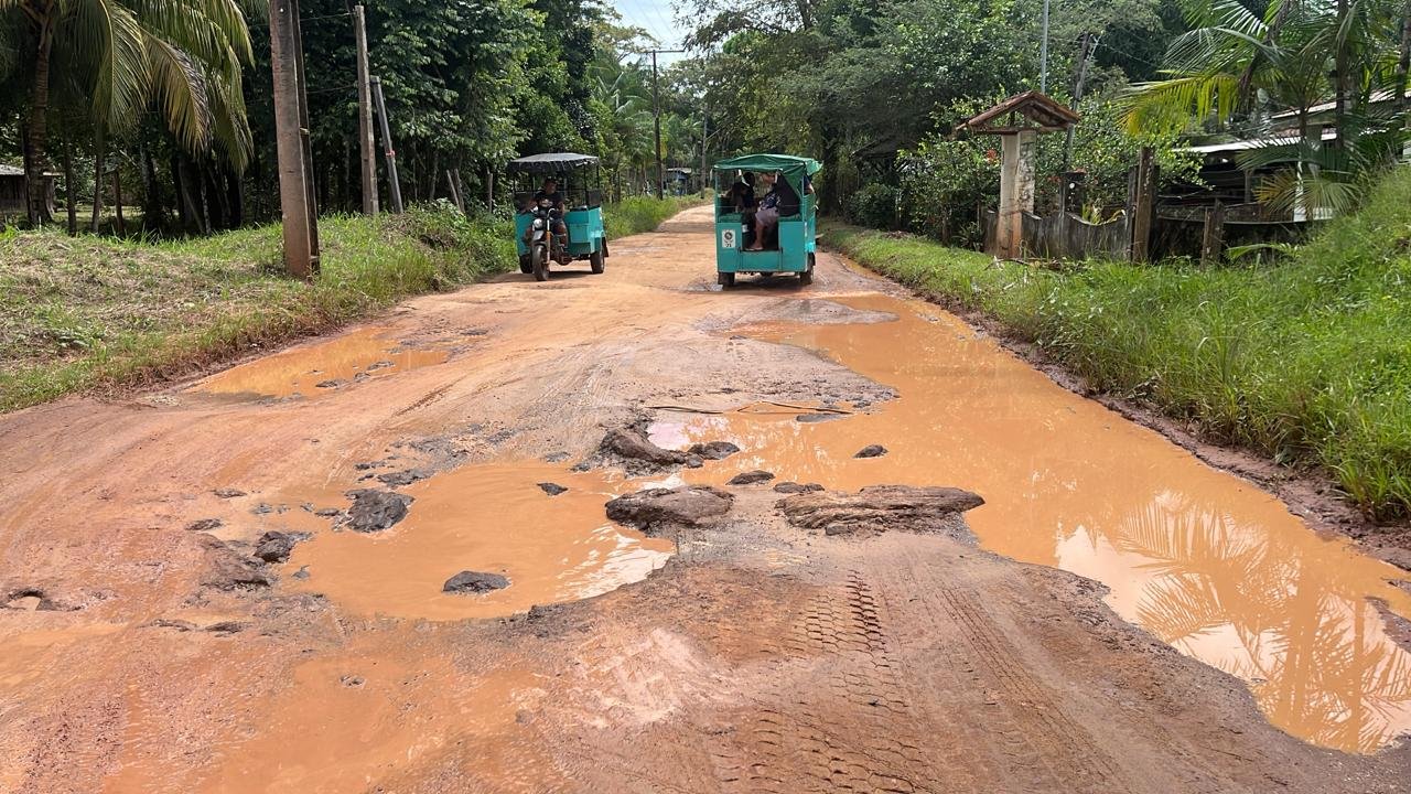 Estrada toda esburacada de Cotijuba