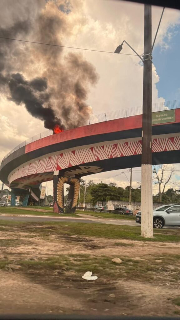 Carro pega fogo em elevado da Júlio César com a Centenário, em Belém