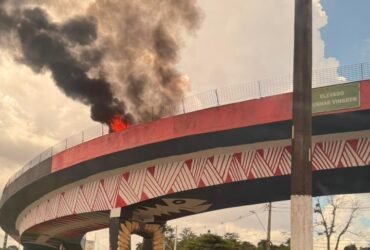 Carro pega fogo em elevado da Júlio César com a Centenário, em Belém