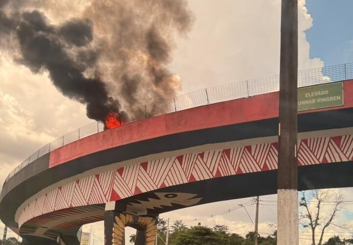 Carro pega fogo em elevado da Júlio César com a Centenário, em Belém