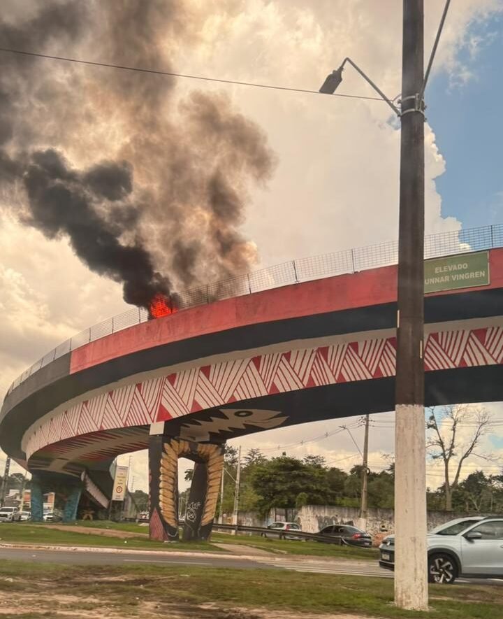 Carro pega fogo em elevado da Júlio César com a Centenário, em Belém