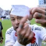 Neymar mostrando o papel utilizado na substituição no meio da partida.