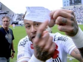 Neymar mostrando o papel utilizado na substituição no meio da partida.
