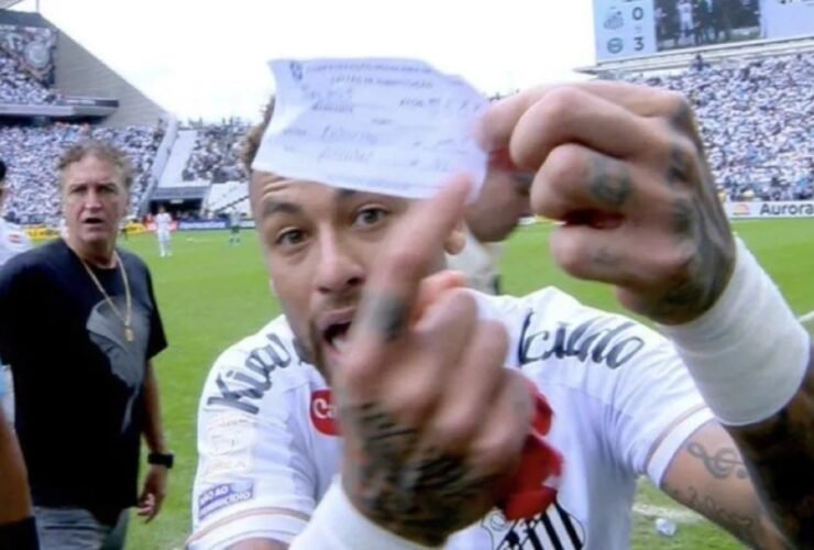 Neymar mostrando o papel utilizado na substituição no meio da partida.