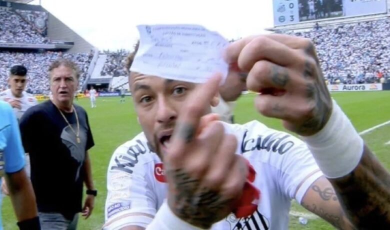 Neymar mostrando o papel utilizado na substituição no meio da partida.