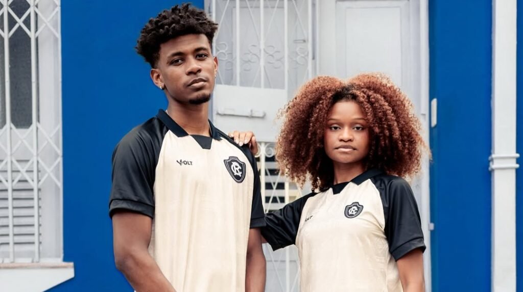 Modelos posando para divulgação da nova camisa do Remo