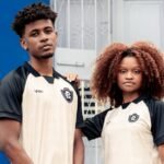 Modelos posando para divulgação da nova camisa do Remo