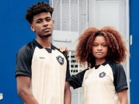 Modelos posando para divulgação da nova camisa do Remo