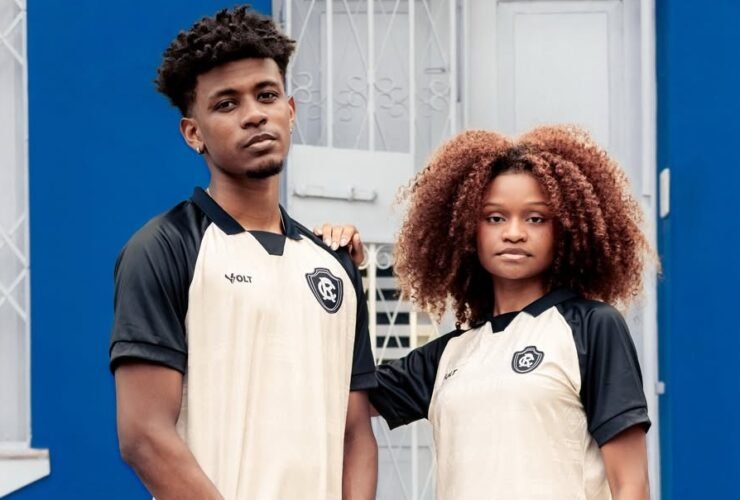 Modelos posando para divulgação da nova camisa do Remo