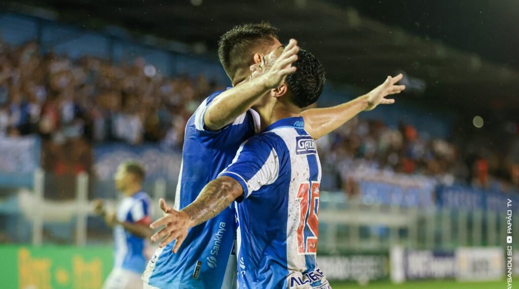 Jogadores do Paysandu comemorando gol