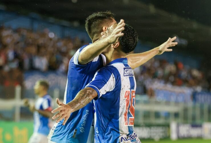 Jogadores do Paysandu comemorando gol